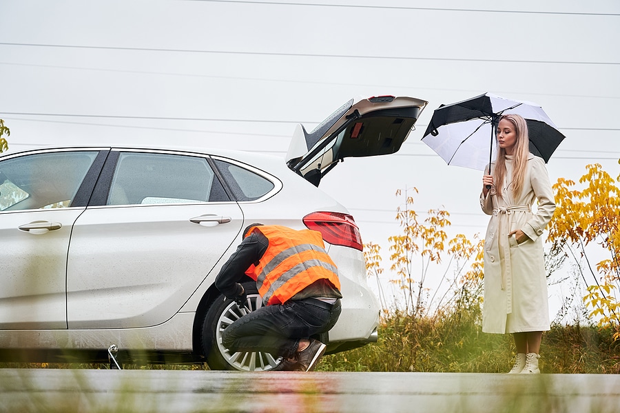 6 Reasons to Call for a Professional Roadside Tire Change